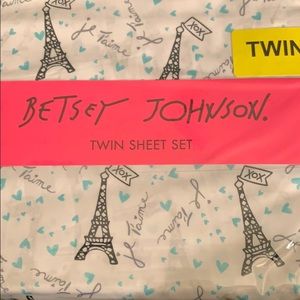 Betsey Johnson Bedding - Betsey Johnson twin sheet set Eiffel Tower France Betsey Johnson Bedding - Betsey Johnson twin sheet set Eiffel Tower France